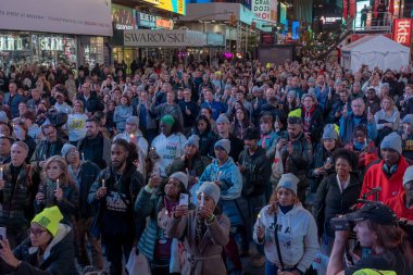 Covenant House, Evsizliğe son vermek için 
