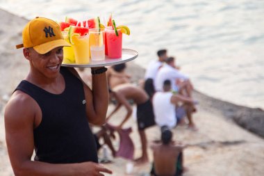 Rio de Janeiro (RJ) Brazil 11 / 18 / 2023 - Rio de Janeiro 'nun güney bölgesindeki Copacabana plajında bu Cumartesi öğleden sonra hareket halindeler. (18) 