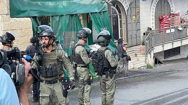 イスラエルの兵士は イスラム教徒の礼拝者がエルサレムにアル アッカサ モスクに入るのを防ぎます 2023年11月17日 エルサレム イスラエル イスラエルの兵士がイスラエル パレスチナ戦争としてアル アッカサ — ストック写真