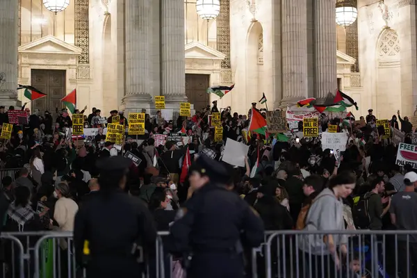 パレスチナのプロテスタント 11月17日 2023日 ニューヨーク マンハッタンのニューヨーク公共図書館の前に 42日間の紛争を終わらせるために熱心に提唱された親パレスチナの抗議 — ストック写真