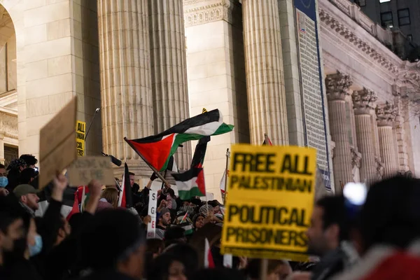 パレスチナのプロテスタント 11月17日 2023日 ニューヨーク マンハッタンのニューヨーク公共図書館の前に 42日間の紛争を終わらせるために熱心に提唱された親パレスチナの抗議 — ストック写真