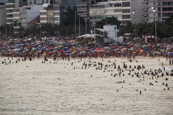 巴西里约热内卢 2023年11月18日 本星期六下午 在里约热内卢南部科帕卡巴纳海滩边的人员流动 — 图库照片