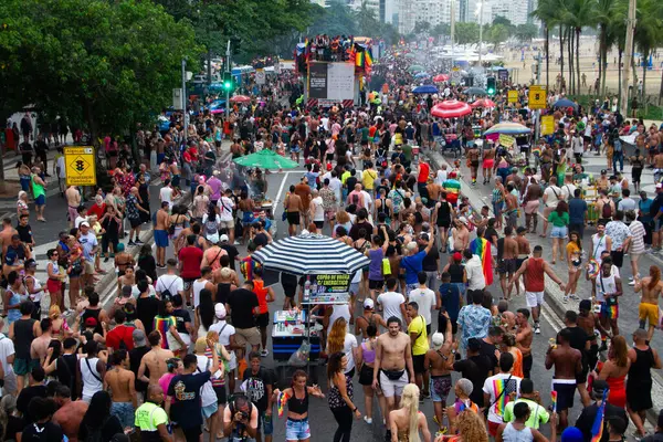 里约热内卢 Brazil19 2013 本周日 19日 在里约热内卢南区科帕卡巴纳举行了第28届Lgbti Rio Pride游行 — 图库照片