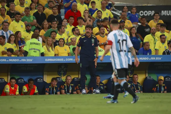 Rio de Janeiro (RJ), Brezilya 11 / 21 / 2023 - Teknik direktör Fernando Diniz, bu Salı günü Maracana Stadyumu 'nda düzenlenen 2026 Dünya Kupası elemeleri için geçerli olan Brezilya ile Arjantin arasında oynanan karşılaşmada