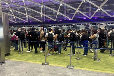 Ezeiza Uluslararası Havalimanı, Buenos Aires. 21 Kasım 2023, Buenos Aires, Arjantin: Buenos Aires 'teki Ezeiza Uluslararası Havalimanı' nda yolcuların kontrol alanından geçerken kuyruk oluşması