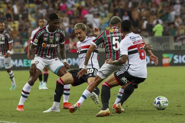 RIO DE JANEIRO (RJ), Brezilya 11 / 22 / 2023 - Brezilya Futbol Şampiyonası 'nın otuz ikinci turu için Fluminense x Sao Paulo arasındaki maç, bu Çarşamba Maracana' daki Mario Filho stadyumunda yapıldı. 