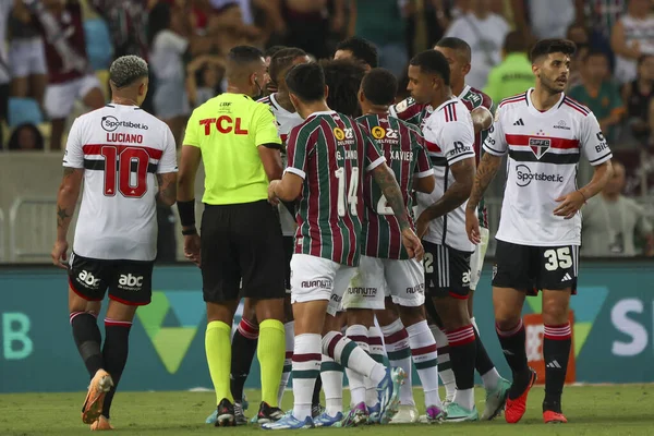 RIO DE JANEIRO (RJ), Brezilya 11 / 22 / 2023 - Brezilya Futbol Şampiyonası 'nın otuz ikinci turu için Fluminense x Sao Paulo arasındaki maç, bu Çarşamba Maracana' daki Mario Filho stadyumunda yapıldı. 