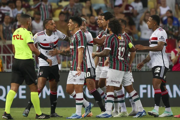 RIO DE JANEIRO (RJ), Brezilya 11 / 22 / 2023 - Brezilya Futbol Şampiyonası 'nın otuz ikinci turu için Fluminense x Sao Paulo arasındaki maç, bu Çarşamba Maracana' daki Mario Filho stadyumunda yapıldı. 