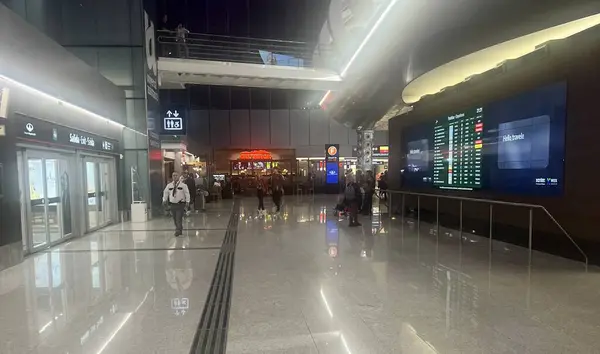 Ezeiza Uluslararası Havalimanı, Buenos Aires. 21 Kasım 2023, Buenos Aires, Arjantin: Buenos Aires 'teki Ezeiza Uluslararası Havalimanı' nda yolcuların kontrol alanından geçerken kuyruk oluşması