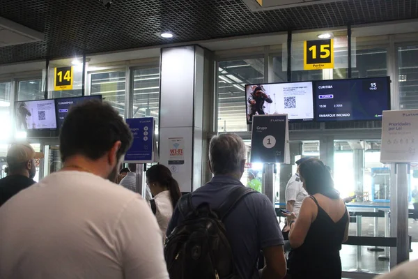 SAO PAULO (SP), Brezilya 11 / 22 / 2023 - Bu Çarşamba öğleden sonra Sao Paulo 'daki Kongonhas havaalanında büyük bir yolcu hareketi vardı (22)) 