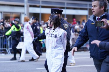 Macy 'nin Şükran Günü Geçidi' nde protesto. 23 Kasım 2023, New York, ABD: Bu sabah saat 10: 00 sıralarında Macy 'nin Şükran Günü Geçidi sırasında, birkaç kişi sokağın ortasında bir protesto gösterisi düzenledi.. 