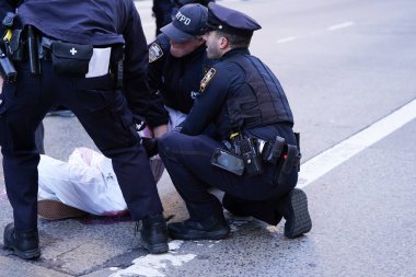 Macy 'nin Şükran Günü Geçidi' nde protesto. 23 Kasım 2023, New York, ABD: Bu sabah saat 10: 00 sıralarında Macy 'nin Şükran Günü Geçidi sırasında, birkaç kişi sokağın ortasında bir protesto gösterisi düzenledi.. 