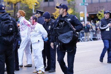 Macy 'nin Şükran Günü Geçidi' nde protesto. 23 Kasım 2023, New York, ABD: Bu sabah saat 10: 00 sıralarında Macy 'nin Şükran Günü Geçidi sırasında, birkaç kişi sokağın ortasında bir protesto gösterisi düzenledi.. 