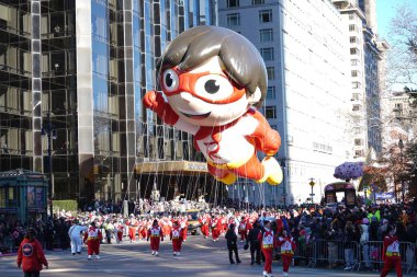 Macy 'nin New York' taki Şükran Günü Geçidi 2023. 23 Kasım 2023, New York, ABD: Snoopy, Sünger Bob Squarepants, Bluey, Grogu ve diğer pek çok balon New York şehrinde sokakları saran gruplar