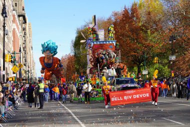 Macy 'nin New York' taki Şükran Günü Geçidi 2023. 23 Kasım 2023, New York, ABD: Snoopy, Sünger Bob Squarepants, Bluey, Grogu ve diğer pek çok balon New York şehrinde sokakları saran gruplar 