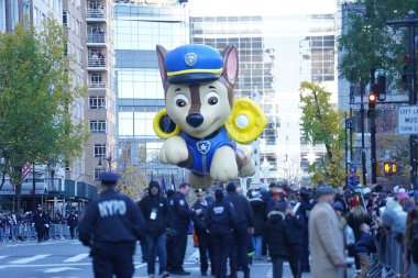 Macy 'nin New York' taki Şükran Günü Geçidi 2023. 23 Kasım 2023, New York, ABD: Snoopy, Sünger Bob Squarepants, Bluey, Grogu ve diğer pek çok balon New York şehrinde sokakları saran gruplar 