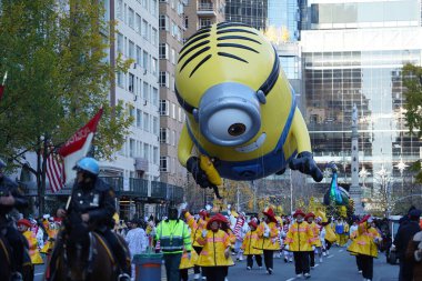 Macy 'nin New York' taki Şükran Günü Geçidi 2023. 23 Kasım 2023, New York, ABD: Snoopy, Sünger Bob Squarepants, Bluey, Grogu ve diğer pek çok balon New York şehrinde sokakları saran gruplar 