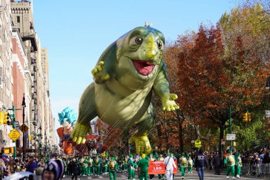 Macy 'nin New York' taki Şükran Günü Geçidi 2023. 23 Kasım 2023, New York, ABD: Snoopy, Sünger Bob Squarepants, Bluey, Grogu ve diğer pek çok balon New York şehrinde sokakları saran gruplar 