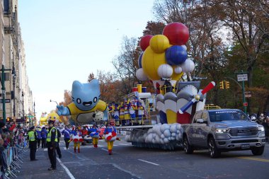 Macy 'nin New York' taki Şükran Günü Geçidi 2023. 23 Kasım 2023, New York, ABD: Snoopy, Sünger Bob Squarepants, Bluey, Grogu ve diğer pek çok balon New York şehrinde sokakları saran gruplar