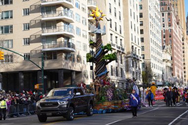 Macy 'nin New York' taki Şükran Günü Geçidi 2023. 23 Kasım 2023, New York, ABD: Snoopy, Sünger Bob Squarepants, Bluey, Grogu ve diğer pek çok balon New York şehrinde sokakları saran gruplar