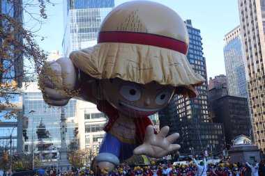 Macy 'nin New York' taki Şükran Günü Geçidi 2023. 23 Kasım 2023, New York, ABD: Snoopy, Sünger Bob Squarepants, Bluey, Grogu ve diğer pek çok balon New York şehrinde sokakları saran gruplar 