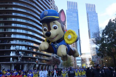 Macy 'nin New York' taki Şükran Günü Geçidi 2023. 23 Kasım 2023, New York, ABD: Snoopy, Sünger Bob Squarepants, Bluey, Grogu ve diğer pek çok balon New York şehrinde sokakları saran gruplar 