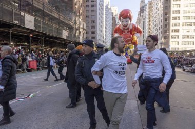 Filistinli protestocular Macy 'nin Şükran Günü Geçit Töreni' ni durdurmaya zorladı. 23 Kasım 2023, New York, New York, ABD: Macy 'nin Şükran Günü Geçidi bir avuç Filistinli protestocu tarafından durdurulduktan sonra bir protestocu tutuklandı