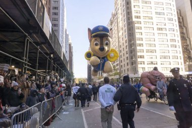 Filistinli protestocular Macy 'nin Şükran Günü Geçit Töreni' ni durdurmaya zorladı. 23 Kasım 2023, New York, New York, ABD: Tutuklu protestocular NYPD polis memurları ve Macy 'nin Şükran Günü Geçidi tarafından kaçırılıyor 