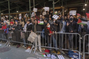Filistinli protestocular Macy 'nin Şükran Günü Geçit Töreni' ni durdurmaya zorladı. 23 Kasım 2023, New York, New York, ABD: Protestocular 6. cadde boyunca Macy 'nin Şükran Günü Geçit Töreni sırasında pankart ve bayraklar tutuyorlar