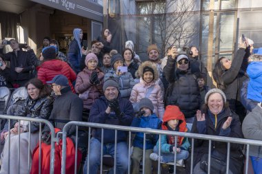 Macy 'nin geleneksel Şükran Günü Geçidi New York' ta geçiyor. 23 Kasım 2023, New York, New York, ABD: Macy 's Yıllık Şükran Günü Geçidi' ni izleyen izleyiciler 23 Kasım 2023 'te New York' ta.