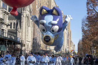 Macy 'nin geleneksel Şükran Günü Geçidi New York' ta geçiyor. 23 Kasım 2023, New York, New York, ABD: Bluey balonu 23 Kasım 2023 'te New York' ta Macy 's Yıllık Şükran Günü Geçidi' nde hareket ediyor.. 