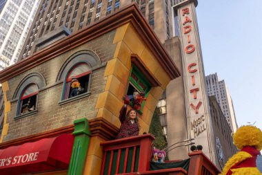 Macy 'nin geleneksel Şükran Günü Geçidi New York' ta geçiyor. 23 Kasım 2023, New York, New York, ABD: Ashley Park, Macy 'nin Yıllık Şükran Günü Geçidi sırasında Susam Atölyesi' nden Susam Sokağı 'na biniyor