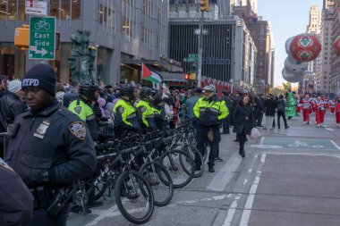 Macy 'nin geleneksel Şükran Günü Geçidi New York' ta geçiyor. 23 Kasım 2023, New York, New York, ABD: Protestocular Macy 'nin geleneksel Şükran Günü Geçit Töreni' ni yarıda kestikten sonra NYPD polis memurları geçit yolu boyunca konuşlandı 