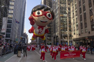 Macy 'nin geleneksel Şükran Günü Geçidi New York' ta geçiyor. 23 Kasım 2023, New York, New York, ABD: Kırmızı Titan balonu 23 Kasım 2023 'te New York' ta Macy 's Yıllık Şükran Günü Geçidi' nde hareket eder..  