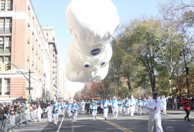 NEW YORK (USA), 11 / 23 / 2023 - The 97 Macy 's Şükran Günü Geçidi sabah 8: 30 ile 11: 00 saatleri arasında Manhattan' da dev balonlar, şamandıralar, liderler, hayranlar, palyaçolar ve gruplarla gerçekleşti