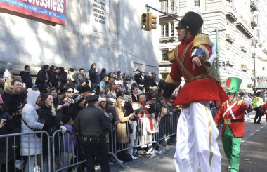 NEW YORK (USA), 11 / 23 / 2023 - The 97 Macy 's Şükran Günü Geçidi sabah 8: 30 ile 11: 00 saatleri arasında Manhattan' da dev balonlar, şamandıralar, liderler, hayranlar, palyaçolar ve gruplarla gerçekleşti