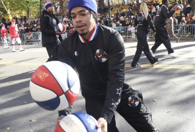 NEW YORK (USA), 11 / 23 / 2023 - The 97 Macy 's Şükran Günü Geçidi sabah 8: 30 ile 11: 00 saatleri arasında Manhattan' da dev balonlar, şamandıralar, liderler, hayranlar, palyaçolar ve gruplarla gerçekleşti