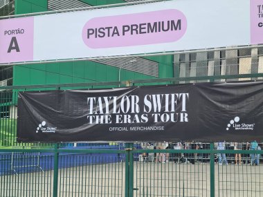 SAO PAULO (SP), Brezilya 11 / 23 / 2023 - Sao Paulo 'daki Allianz Parque' da 24 / 25 ve 26 / 11 'de yer alan Taylor Swift Show için Bilet ve Merchandise Kit kuyruğu kaldırıldı 