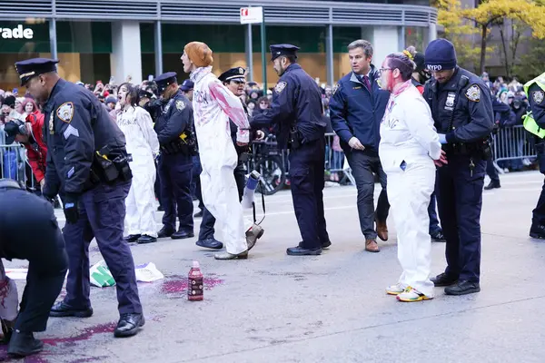 梅西感恩节游行的抗议 2023年11月23日 美国纽约 在今天早上10点左右的梅西感恩节游行中 有几个人打断了这一活动 在大街中央举行了抗议活动 — 图库照片