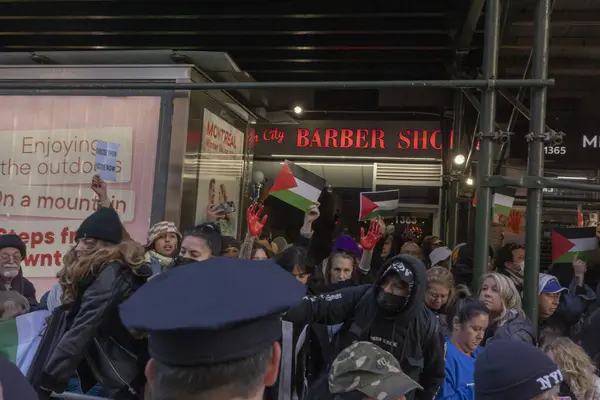 親パレスチナの抗議者たちはメイシーの感謝祭のパレードを止めるよう強制した 2023年11月23日 ニューヨーク アメリカ合衆国 メイシーズ サンクスギビング パレード中に 6番街のパレードルートに沿った標識と旗を掲げる — ストック写真