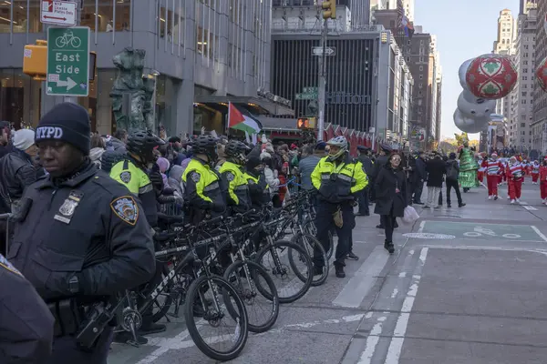 Macy 'nin geleneksel Şükran Günü Geçidi New York' ta geçiyor. 23 Kasım 2023, New York, New York, ABD: Protestocular Macy 'nin geleneksel Şükran Günü Geçit Töreni' ni yarıda kestikten sonra NYPD polis memurları geçit yolu boyunca konuşlandı 