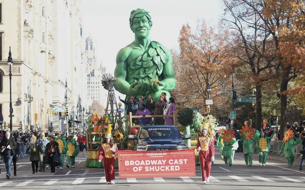 第97回 メイシーズ感謝祭パレード 2023年11月23日 アメリカ合衆国ニューヨーク マッキーズ サンクスギビング パレードはマンハッタンで開催され 830年から11日の間に巨大な風船 フロート チアリーダー — ストック写真