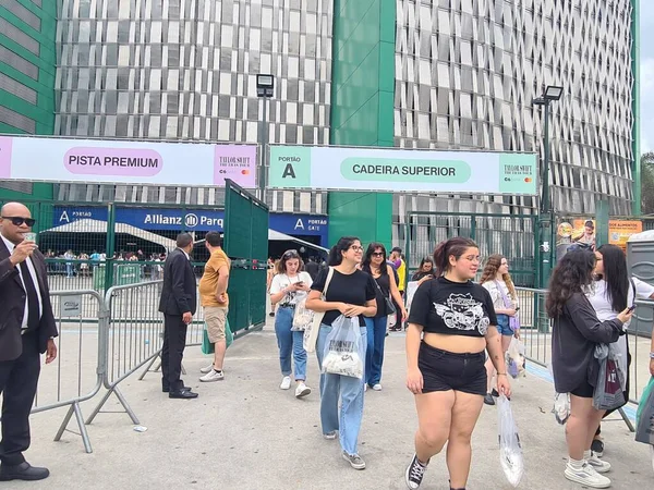 SAO PAULO (SP), Brezilya 11 / 23 / 2023 - Sao Paulo 'daki Allianz Parque' da 24 / 25 ve 26 / 11 'de yer alan Taylor Swift Show için Bilet ve Merchandise Kit kuyruğu kaldırıldı 