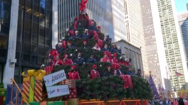 96. Macy Şükran Günü Geçidi 2022. 23 Kasım 2022, New York, ABD: Macy 'nin 77. cadde ve Central Park' tan başlayan Şükran Günü Geçidi 2022 ve Columbus çemberi boyunca, Central Park 'ın güneyinden 6. caddeye 
