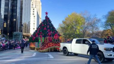 96. Macy Şükran Günü Geçidi 2022. 23 Kasım 2022, New York, ABD: Macy 'nin 77. cadde ve Central Park' tan başlayan Şükran Günü Geçidi 2022 ve Columbus çemberi boyunca, Central Park 'ın güneyinden 6. caddeye 