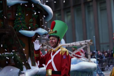 New York 'ta 97. Macys Şükran Günü Geçidi. 24 Kasım 2023 'te, New York, ABD: Macy' nin 2023 yılındaki Şükran Günü Geçidi 'nde dev balonlar, şamandıralar ve bandolar sergilendi. Seyirciler New York sokaklarını doldurdu