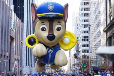 New York 'ta 97. Macys Şükran Günü Geçidi. 24 Kasım 2023 'te, New York, ABD: Macy' nin 2023 yılındaki Şükran Günü Geçidi 'nde dev balonlar, şamandıralar ve bandolar sergilendi. Seyirciler New York sokaklarını doldurdu