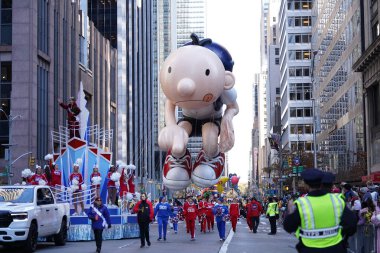 New York 'ta 97. Macys Şükran Günü Geçidi. 24 Kasım 2023 'te, New York, ABD: Macy' nin 2023 yılındaki Şükran Günü Geçidi 'nde dev balonlar, şamandıralar ve bandolar sergilendi. Seyirciler New York sokaklarını doldurdu