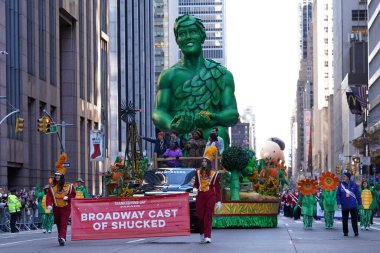 New York 'ta 97. Macys Şükran Günü Geçidi. 24 Kasım 2023 'te, New York, ABD: Macy' nin 2023 yılındaki Şükran Günü Geçidi 'nde dev balonlar, şamandıralar ve bandolar sergilendi. Seyirciler New York sokaklarını doldurdu