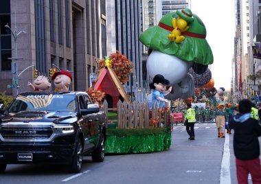 New York 'ta 97. Macys Şükran Günü Geçidi. 24 Kasım 2023 'te, New York, ABD: Macy' nin 2023 yılındaki Şükran Günü Geçidi 'nde dev balonlar, şamandıralar ve bandolar sergilendi. Seyirciler New York sokaklarını doldurdu